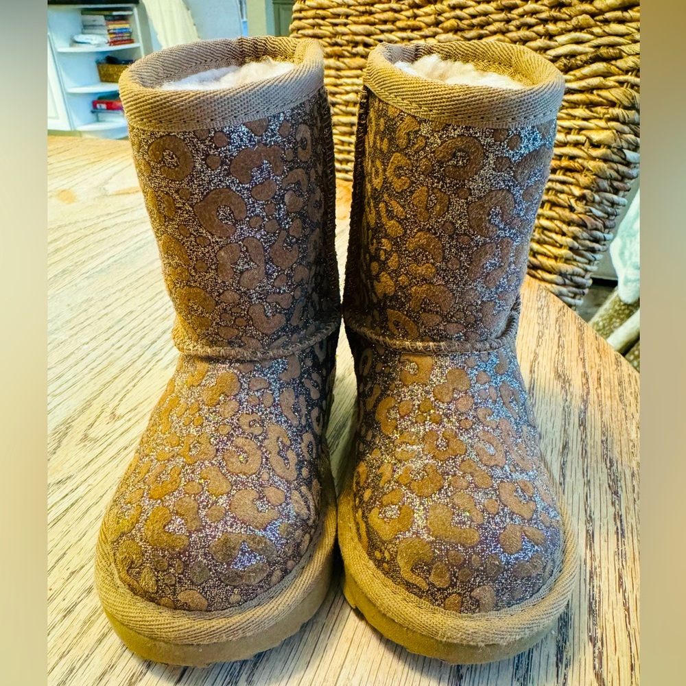 Uggs - tan cheetah size 6 toddler